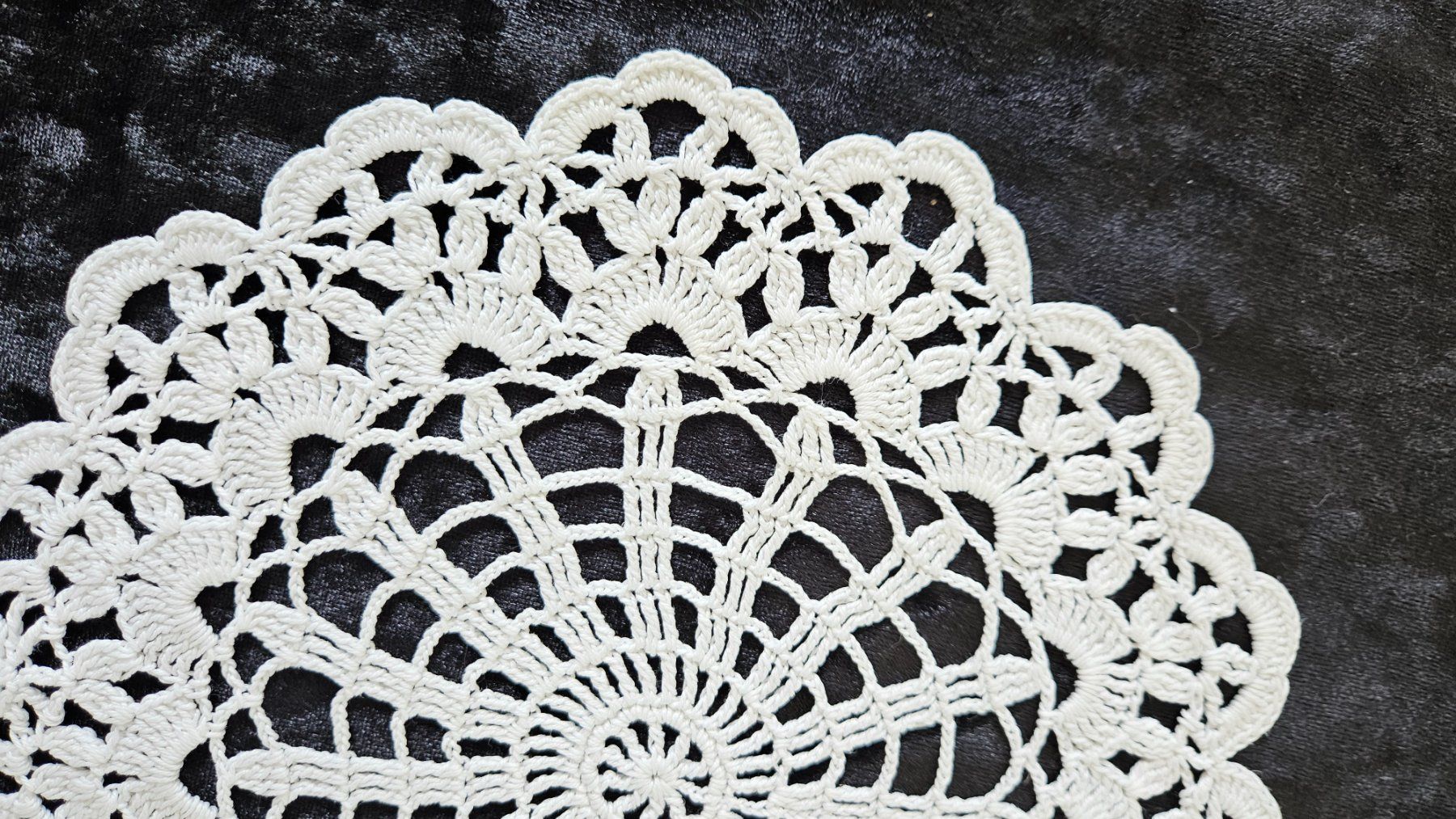 Altra biancheria da tavola: Spitzendeckchen Spitzendeckeli D20 cm Deckeli Ecruweiss – Usato da Gossau ZH venduto da LeoniesDeko 3