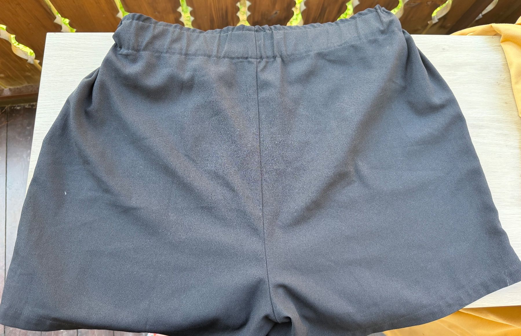 Pantaloni: Shorts schwarz mit Gürtel / Gr.40 – Usato da Zermatt venduto da cacador 1
