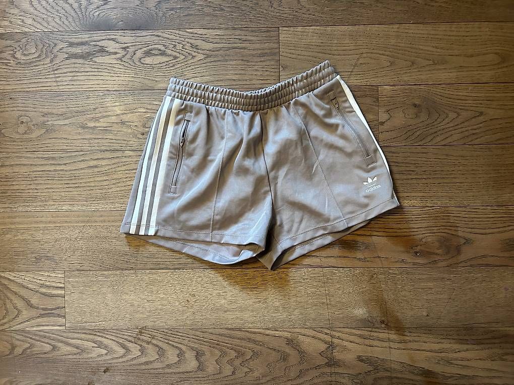 Adidas Pantalons: Short Adidas M – Neuf (Voir description) à Hermance par joe_td6n