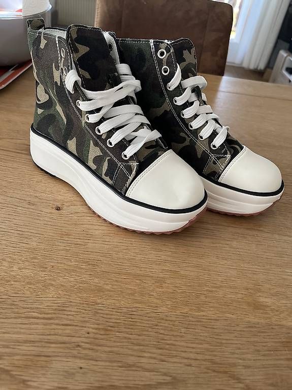 Scarpe da donna: Vends baskets montantes femme – Usato da Crans VS venduto da cei_qws7 2