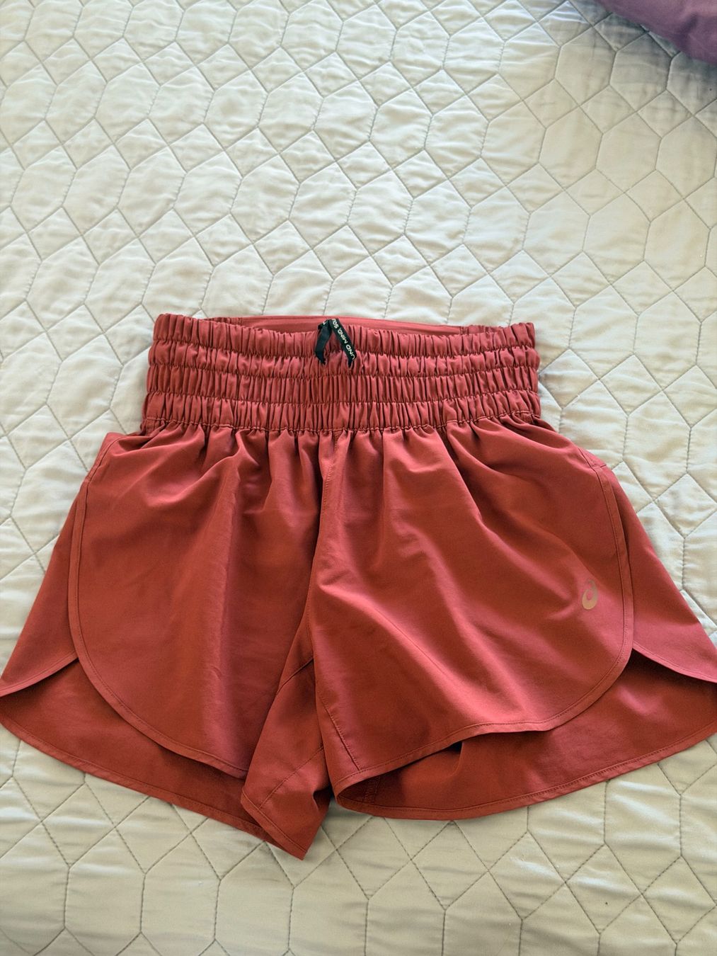 Asics Pantalons: Running Shorts High Waisted Red Size S Used – D'occasion à Thalwil par SabinaAliceBelc