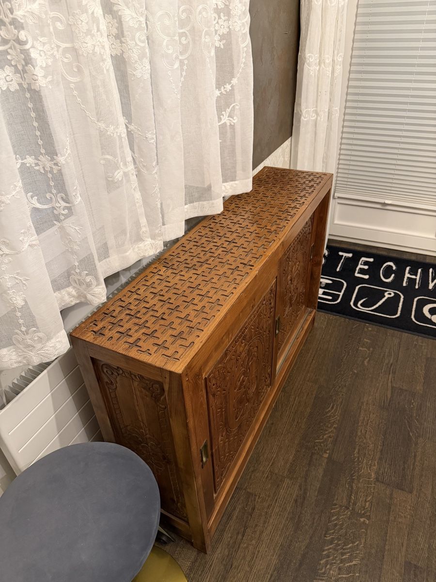 Kommoden: Holzkommode / Sideboard mit aufwendigen Schnitzereien – Gebraucht aus Strengelbach von KW. 2