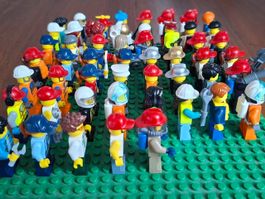 53 vollständige Lego Figuren inkl. Platte! Guter Zustand!