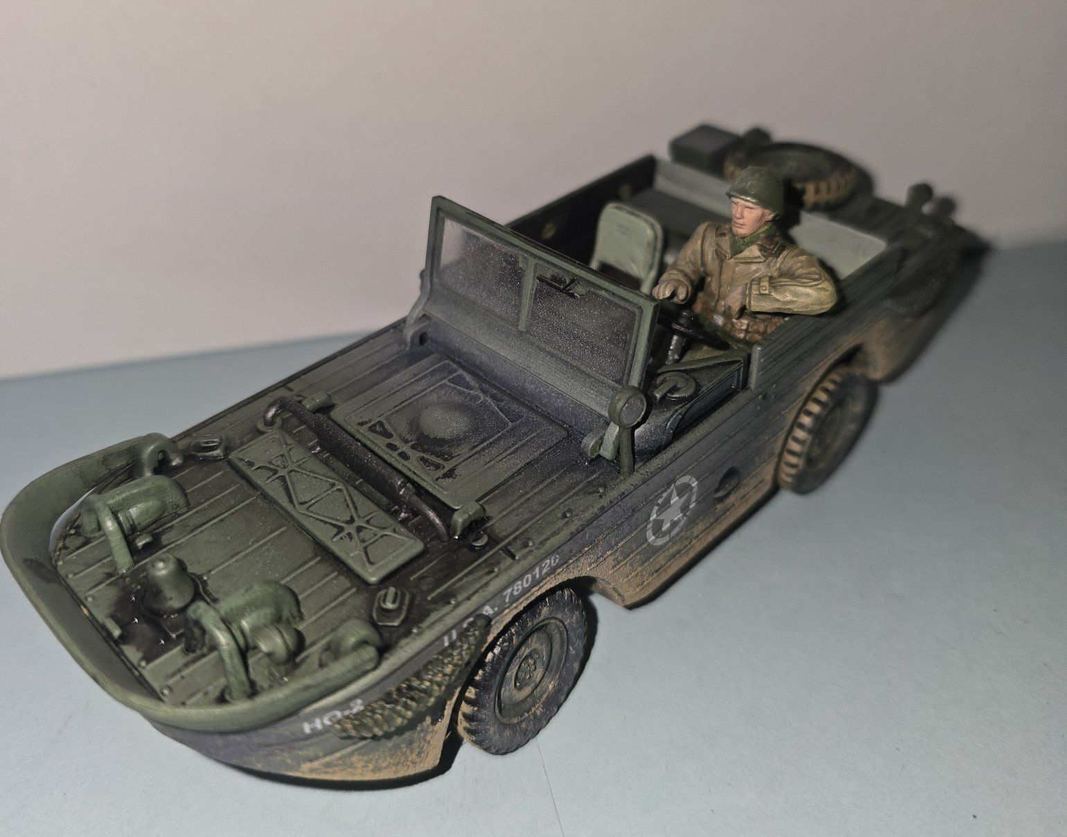 Volkswagen Modellini d'auto: Amphicar Modelauto mit Soldat,  im Tarnmuster, ca. 1:43 – Usato da Hornussen venduto da Corvette- 2