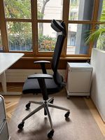 Brunner Bürodrehstuhl mit Netzrücken, defekte Kopfstütze