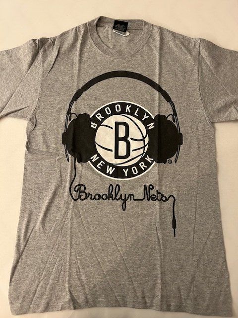 T-shirt: Brooklyn Nets - Headphones T-Shirt – Usato da Flawil venduto da bridge28