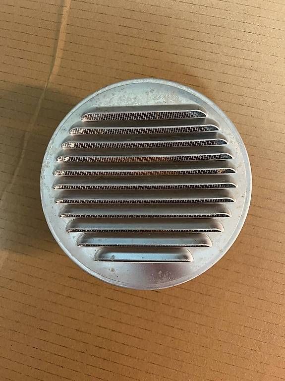 Alle Dekorationen: Grille de façade ronde en aluminium – Gebraucht aus Cugy VD von chr_n2rp