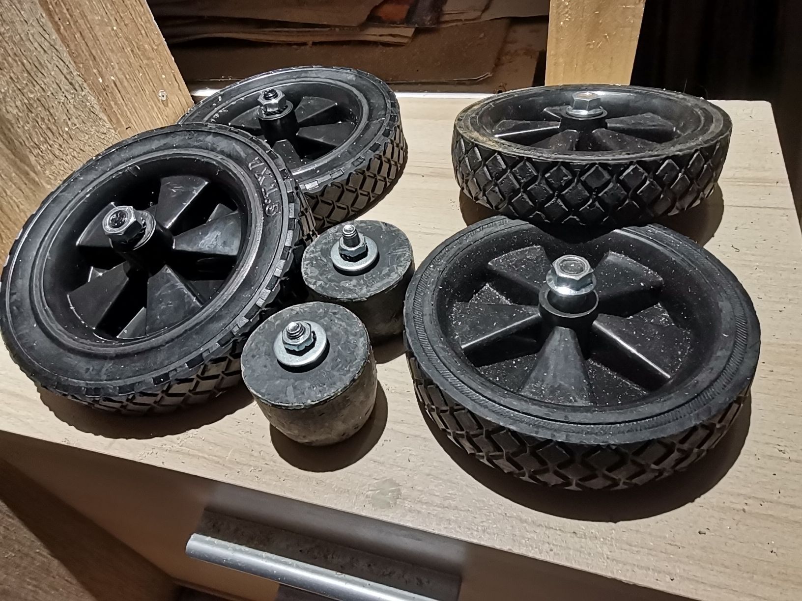 Altro per stoccaggio & trasporto: Neue Räder, Rollen Set, Vollgummi – Nuovo (secondo la descrizione) da St. Gallen venduto da Bir_Rer 1