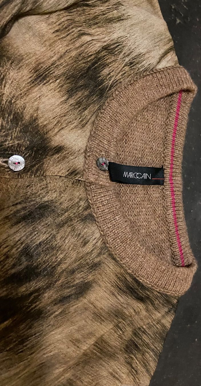 Marc Cain Giacche: Strickjacke Marc Cain mit Muster M – Nuovo (secondo la descrizione) da Chur venduto da simhofstr 4