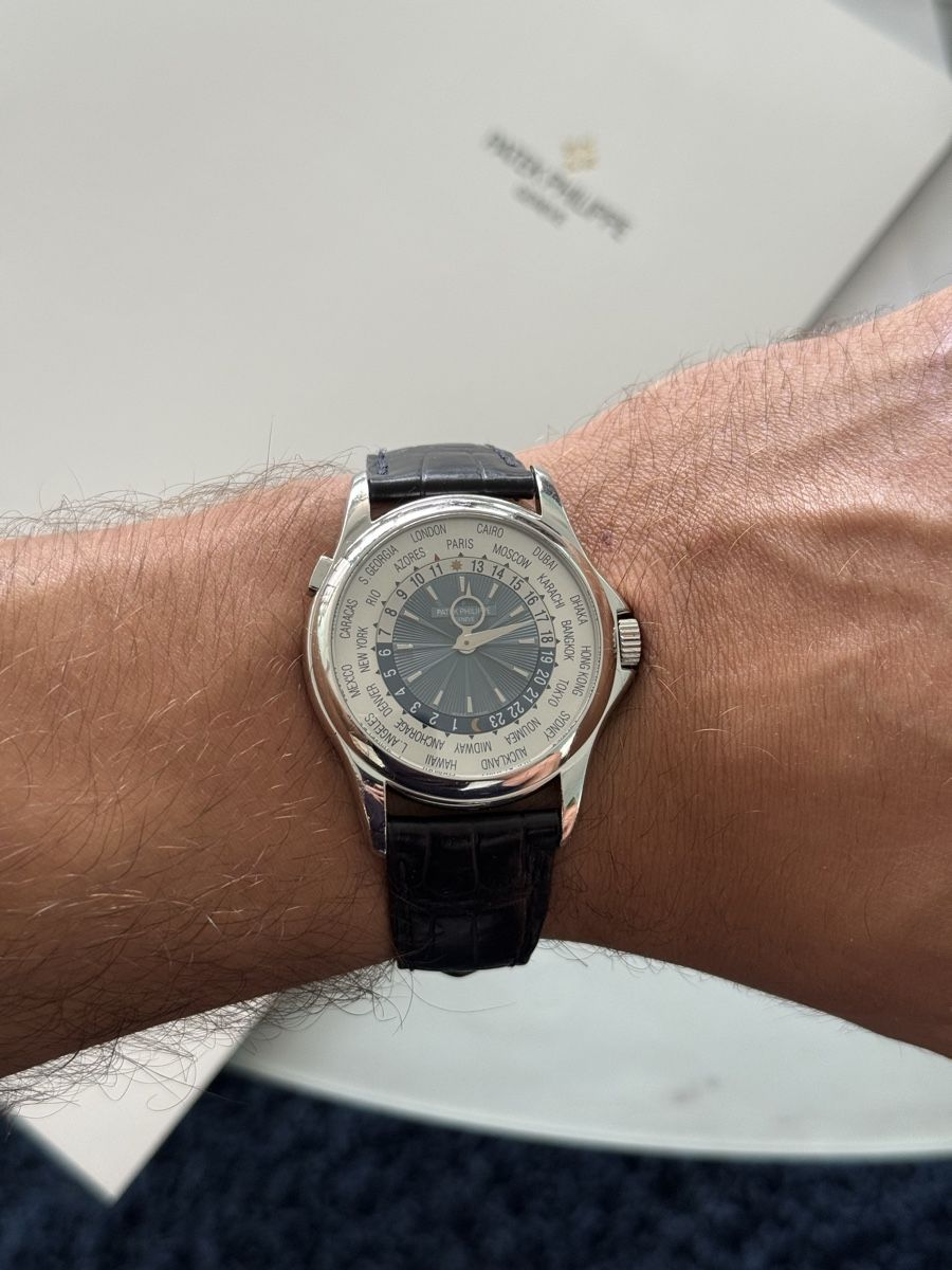 Patek Philippe Orologi: Patek Philippe World Timer Platin  Ref: 5130P-001 - 39.5mm – Usato da Münchenstein venduto da rehmantimepiece