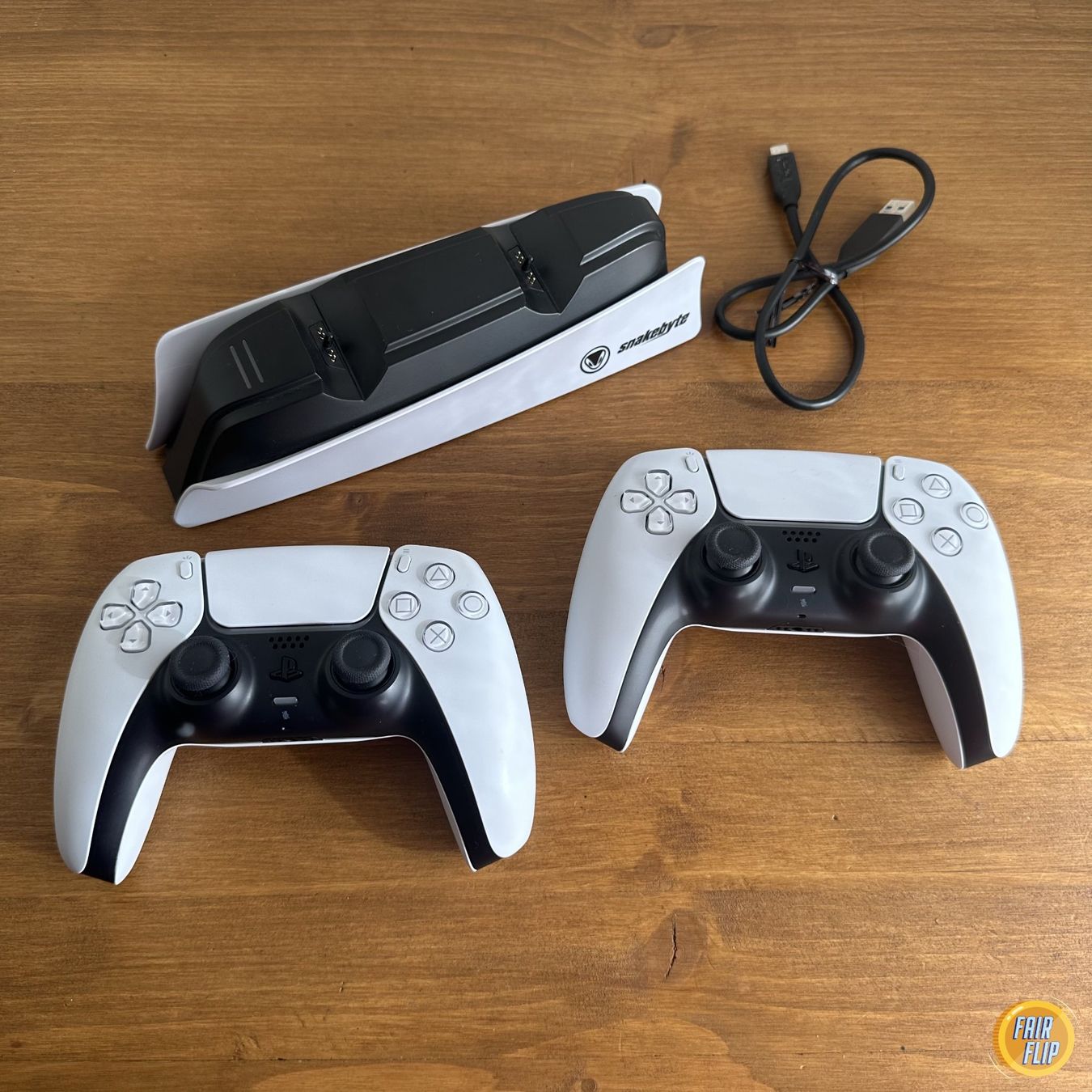 Chargements: 2x PS5 DualSense Controller mit Ladestation – D'occasion à Luzern par fairflip 1