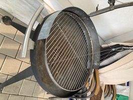 Grill mit drei Beinen, Metall, schwarz, neuwertig