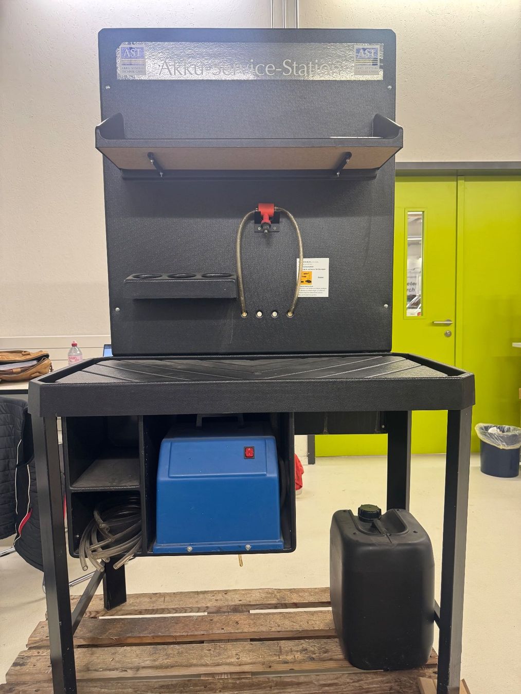 Alle Werkzeuge: Batterie Befüllstation – Gebraucht aus Bern von Materialboerse_IgF