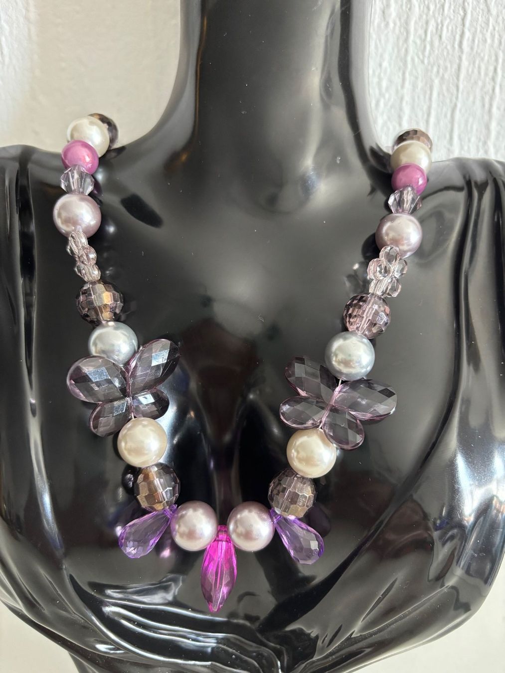 Ketten: Joli collier à papillons et perles - nacrées violettes – Gebraucht aus Peseux von Cresus27
