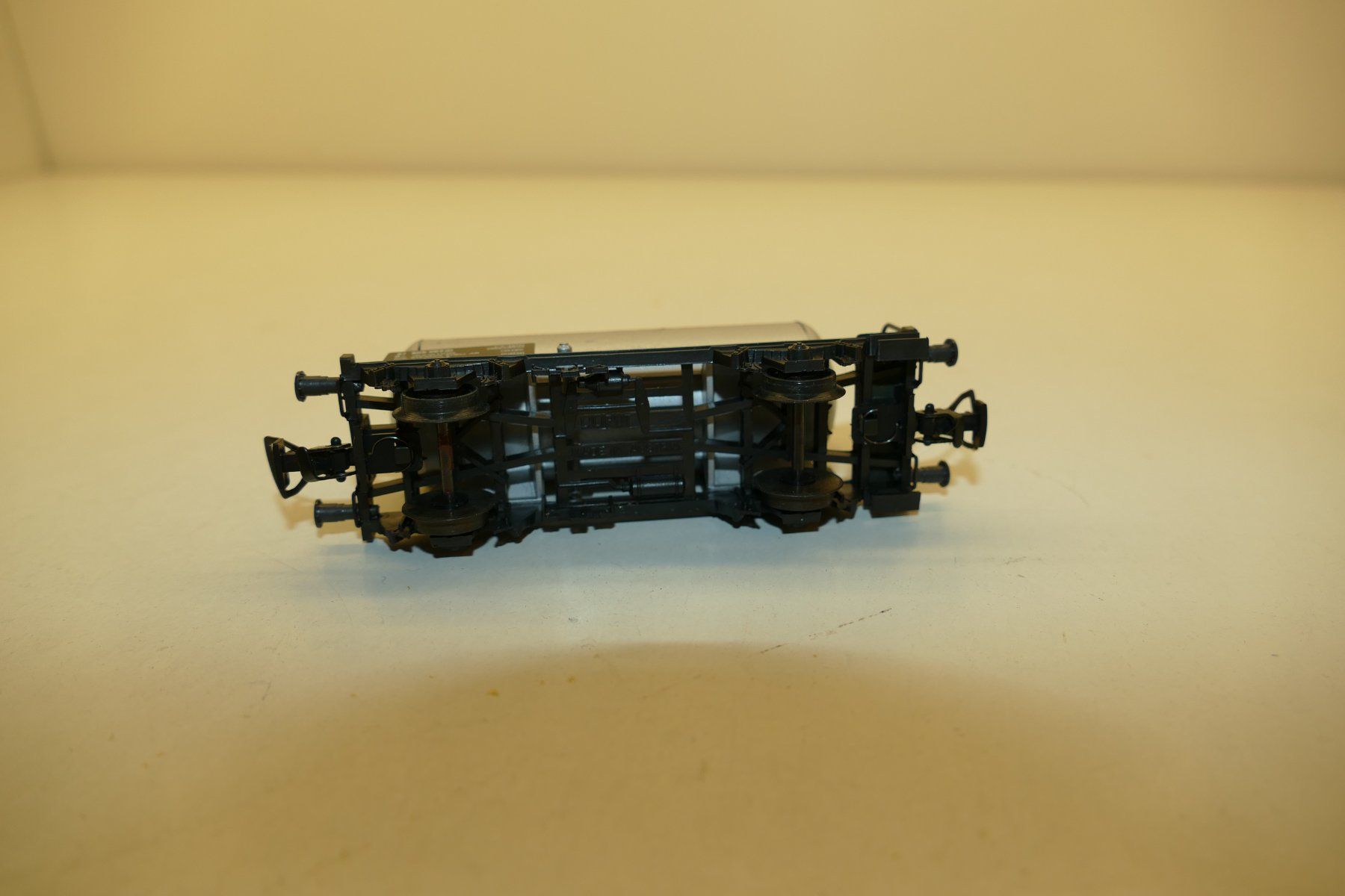 Liliput Modelleisenbahnen: Liliput H0: SJ Kesselwagen Shell silbrig – Gebraucht aus Niederhasli von rail-duerst 6