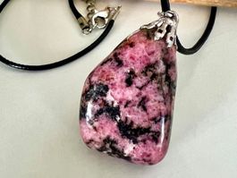 Prachtvoller Rhodochrosit-Anhänger in Silber mit Lederband