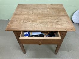 Antiker Vintage-Tisch mit Schublade