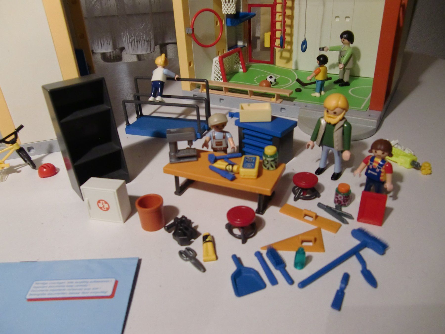 Playmobil Spielzeuge: Playmobil Grosse Schule + Turnhalle - RIESIG – Gebraucht aus Arbon von 200sterne 7