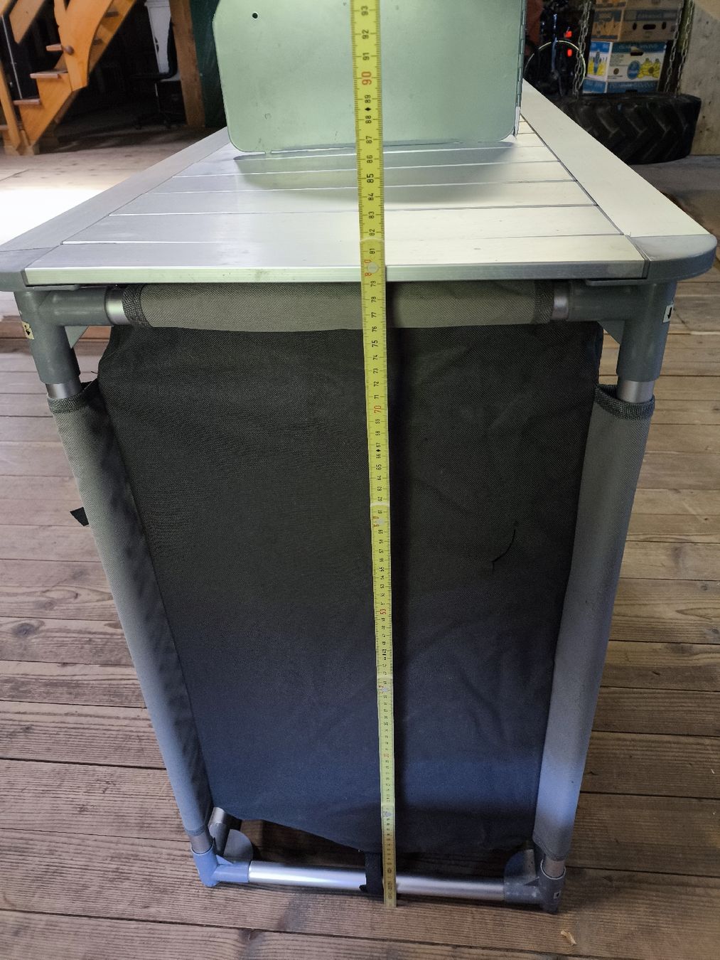 Tavoli: Campingkochtisch, Aluminium Tisch mit Windschutz – Usato da Trub venduto da RoshiMuten 4