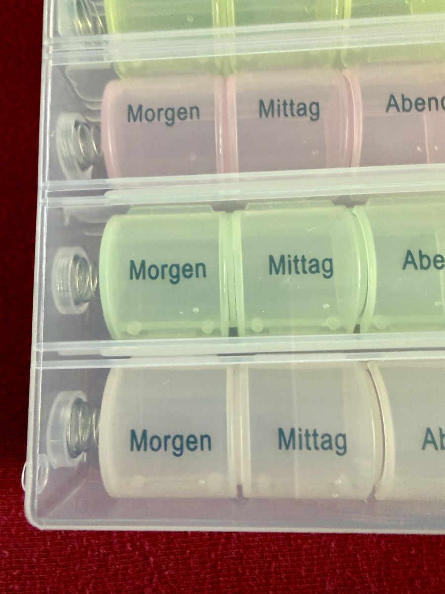 Contenitori & Simili: Tablettenbox 7 Tage bunt mit 4 Fächern pro Tag neu – Nuovo (secondo la descrizione) da Basel venduto da Cora3 1