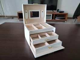 Boîte à bijoux en cuir neuve