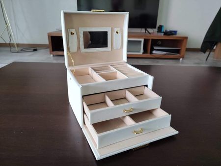 Boîte à bijoux en cuir neuve