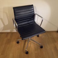 Vitra Eames Aluminium Chair EA 117