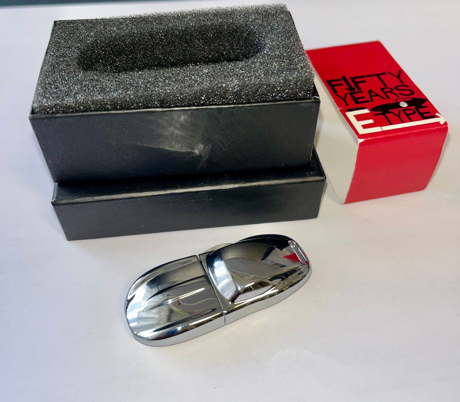 Chiavette USB: Jaguar Type E clé USB 4 GB -  Fifty years E-Type – Nuovo e nell'imballaggio originale da Petit-Lancy venduto da DonJen