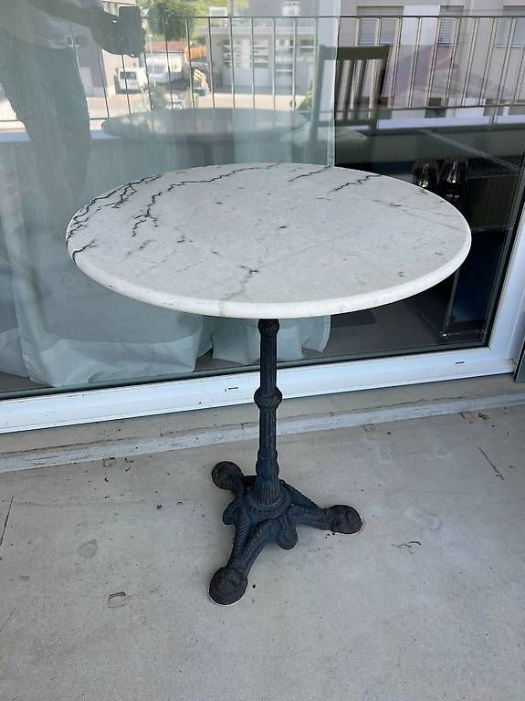 Tavoli: Eleganter Bistrotisch mit runder Marmorplatte. – Usato da Schuebelbach venduto da jaflespacheco