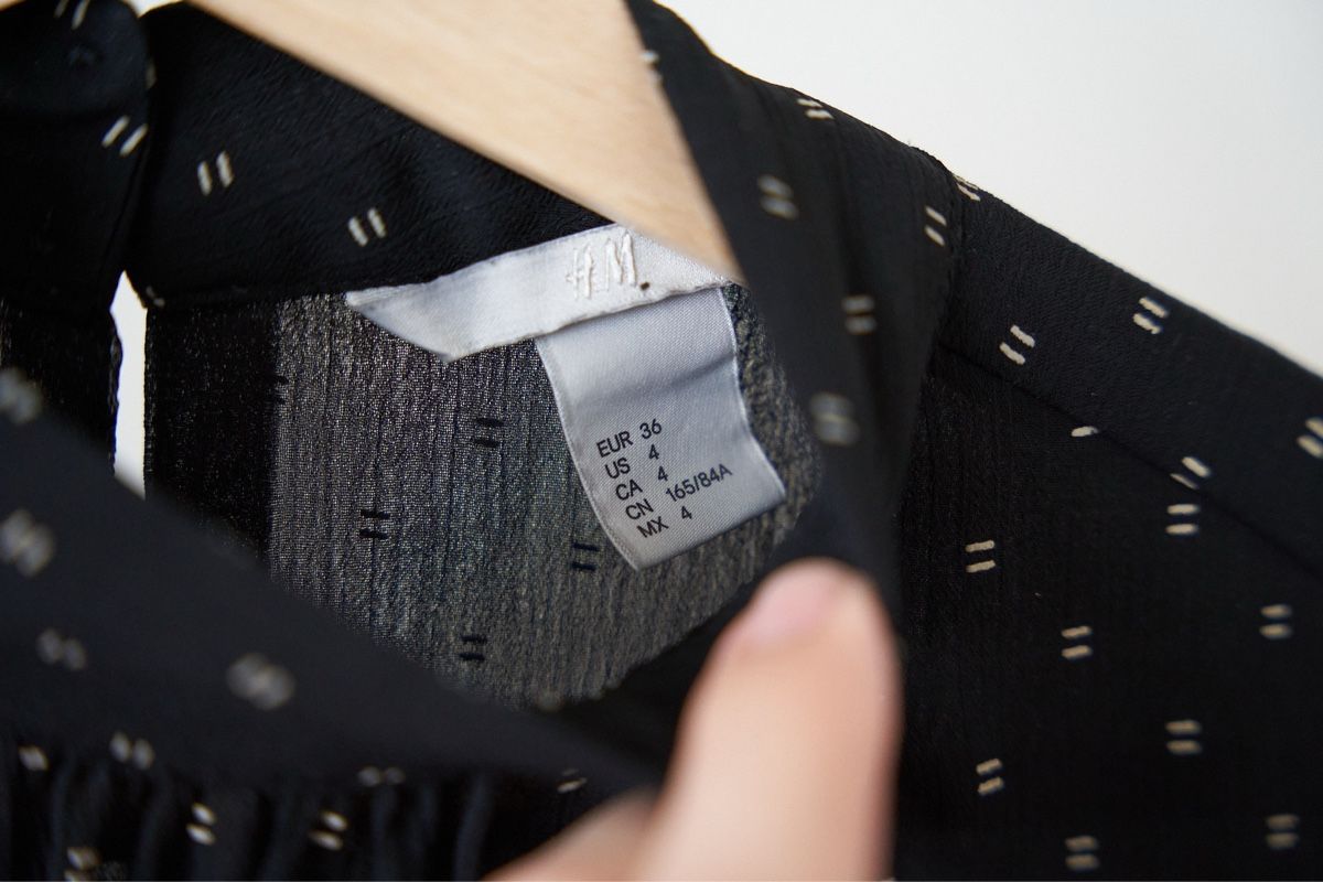 H&M Camicette: H&M Bluse schwarz gemustert Grösse 36 neuwertig – Nuovo (secondo la descrizione) da Olten venduto da Sebbwen 1