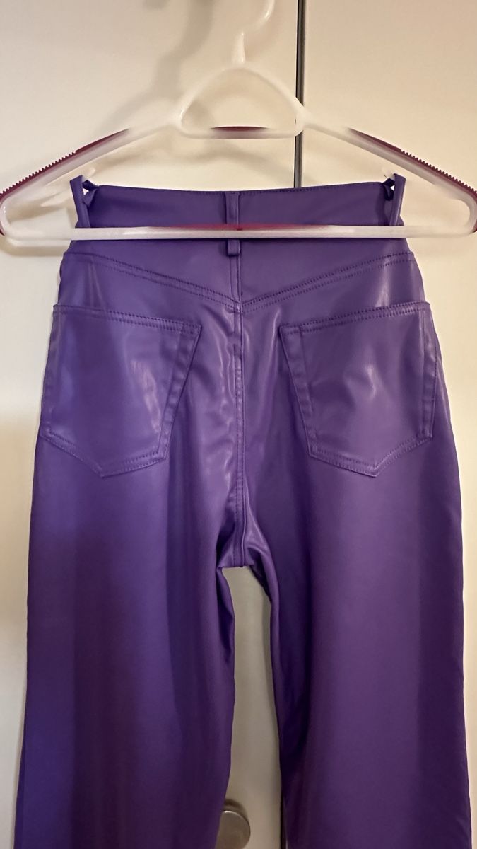 Pantaloni: Lila Kunst Lederhose Divided Gr. 32 – Usato da Jonen venduto da BMWE369 1