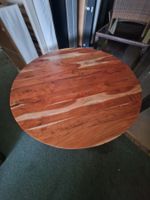 Massiver runder Holztisch, neuwertig, Durchmesser 80cm