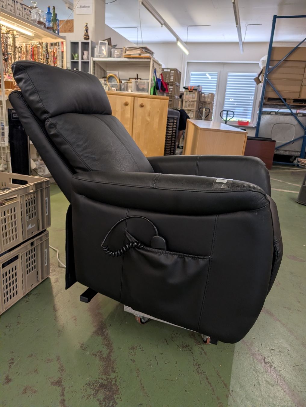 Poltrone: Hamilton Aufstehsessel/Relaxsessel elektrisch, Leder schwarz – Usato da Pratteln venduto da Cartonsducoeur_bl 1