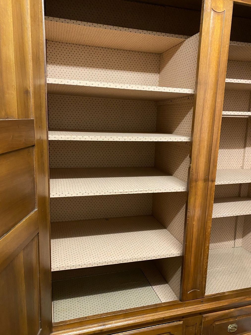 Armadi: Louis seize Nussbaum Schrank – Usato da Zürich venduto da ennovy01 2