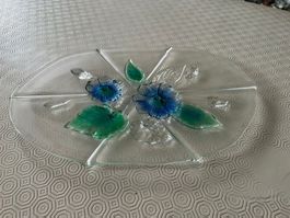 Grande piatto da portata in vetro con fiori colorati