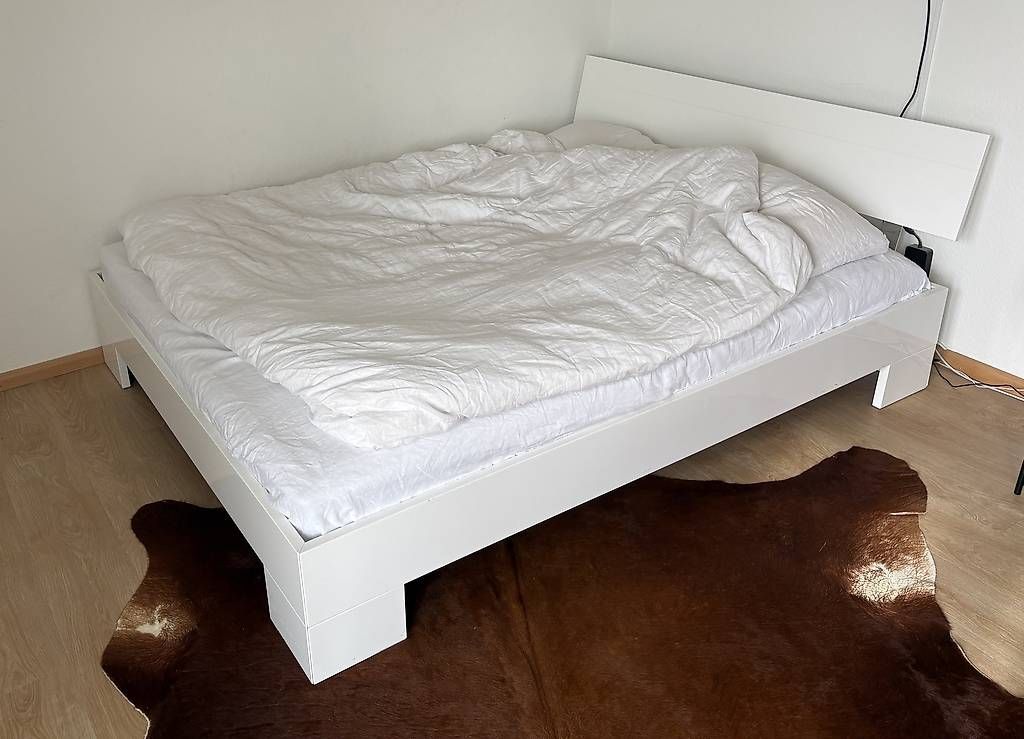 Lits: Bett 160cm mit Lattenrost – D'occasion à Muttenz par Michel.Bloch