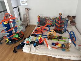     Hot Wheels Ultimate Garage + Mega Garage + Rennbahnen