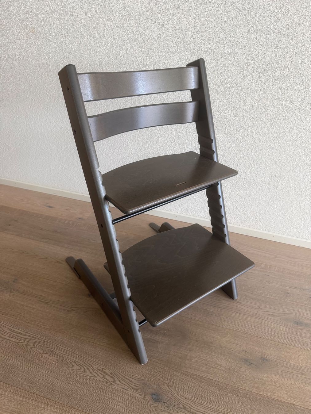Chaises hautes: Stokke Triptrap Hochstuhl stonehrey – D'occasion à Egg b. Zürich par uniq2021