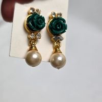 Goldfarbene Ohrringe mit grüner Rose & Perle – Neu 554