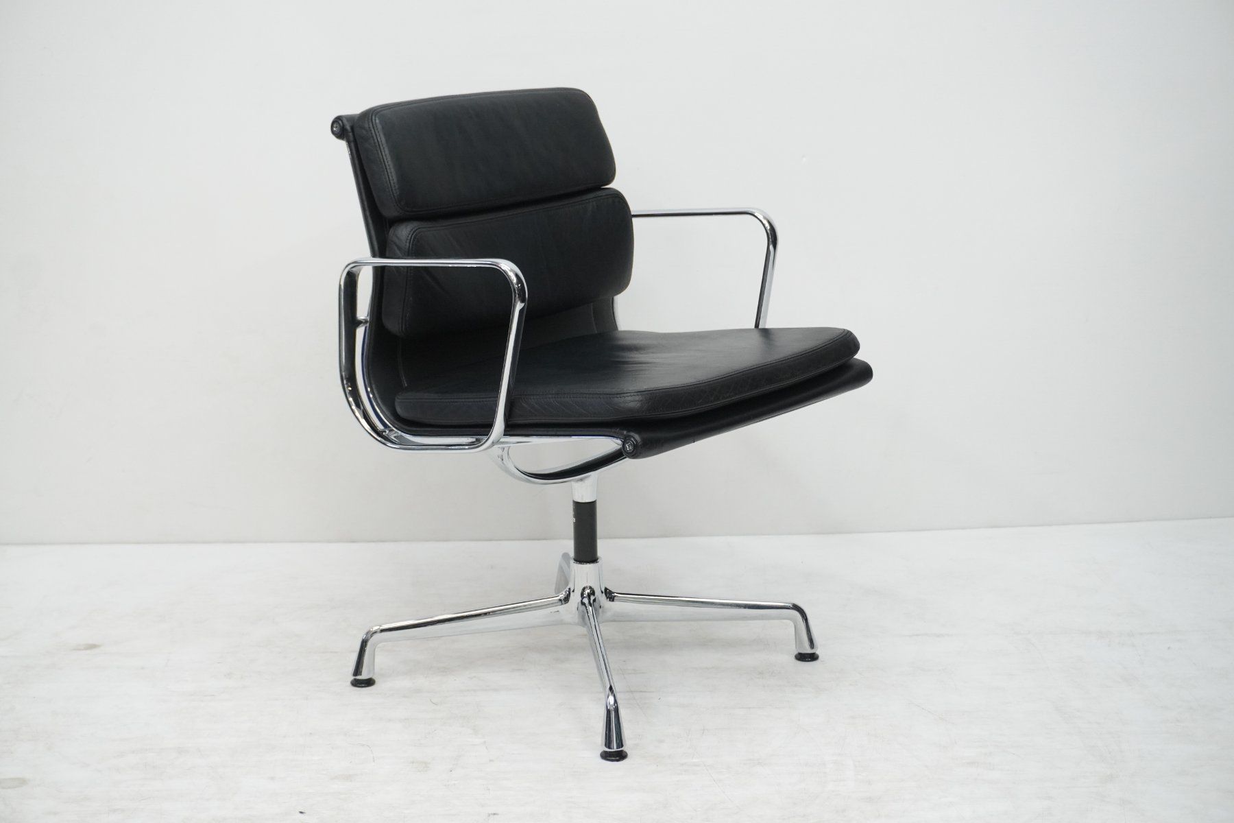 Vitra Sedie: Vitra Soft Pad EA207 Leder nero Designklassiker – Usato da Bad Zurzach venduto da QLASSIQ