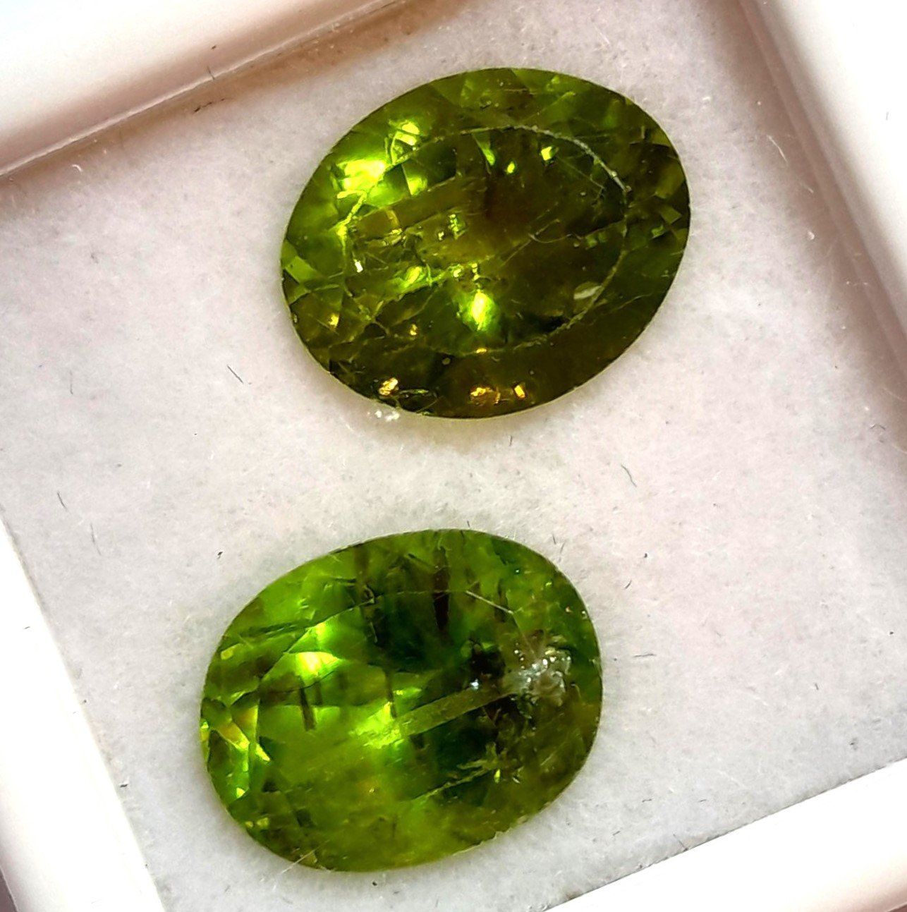 Edelsteine: 2x Péridots 11x9 mm - CERTIFICAT 600.- Fr – Neu (gemäss Beschreibung) aus Grimisuat von Valgem 2