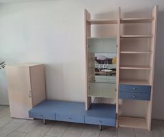 Wohnwand Ahorn hell/blau mit Schrank und Glasvitrine