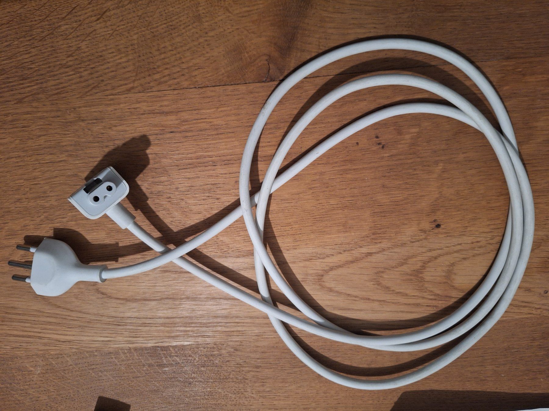 Apple Cavi: Cable APPLE de 2 mètres – Usato da Chêne-Bougeries venduto da xchrysalide