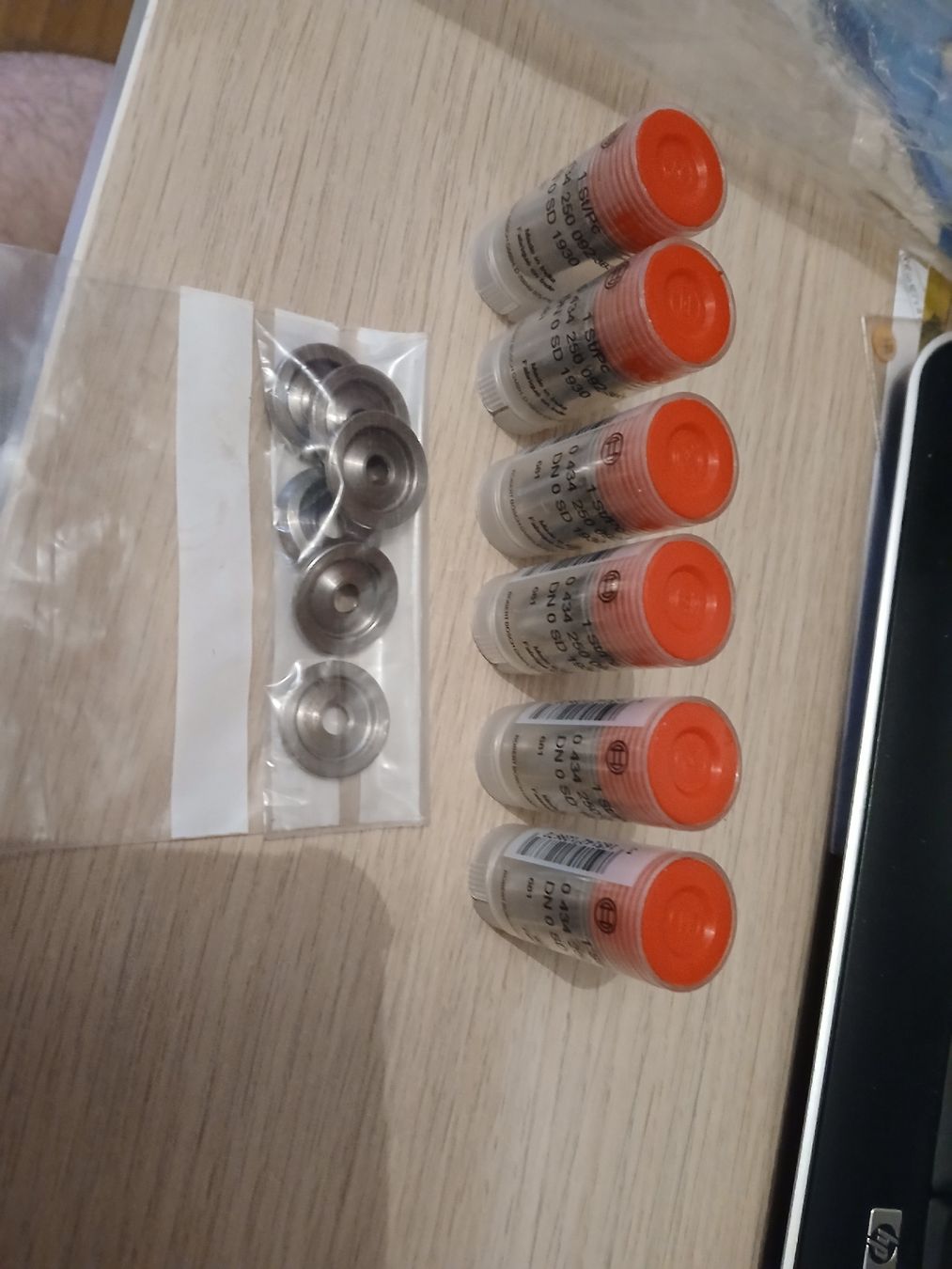 VW Tutti pezzi di ricambio auto: Lot de six buses d'injecteur – Nuovo e nell'imballaggio originale da La Rippe venduto da Douggy