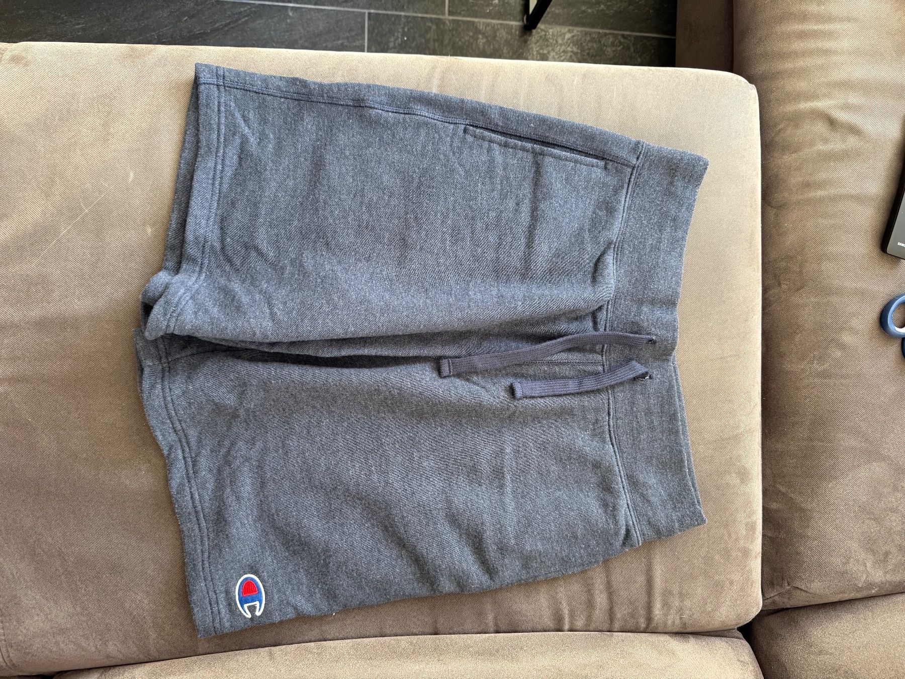 Champion Pantaloni: Champion fleece shorts Grey Size S – Usato da Stadel venduto da silentjelly