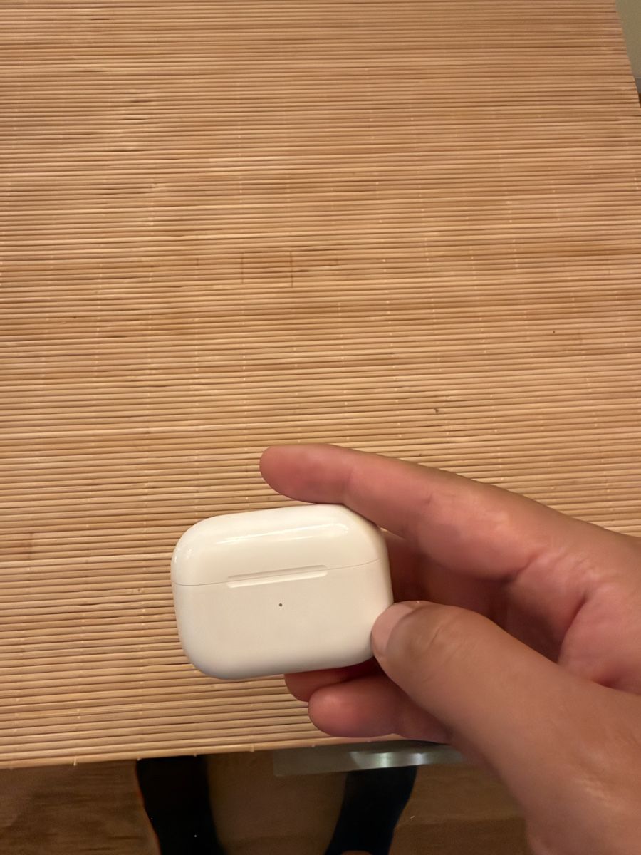 Apple Kopfhörer: AirPods Pro 2 Ladecase – Gebraucht aus Zürich von Yoni_to 1
