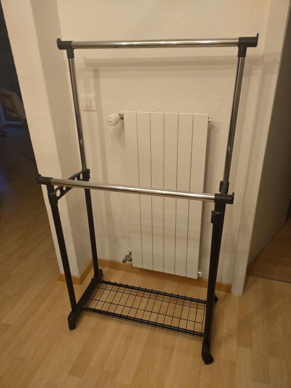 Garderobe: Garderobe und Kleiderstangen auf rollen – Gebraucht aus Hausen am Albis von Adiwettstein 2