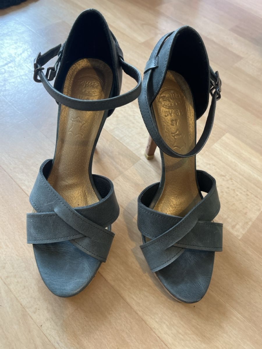 Damenschuhe: Highheel Sandalen Gr 37 – Gebraucht aus Zürich von Deyaso