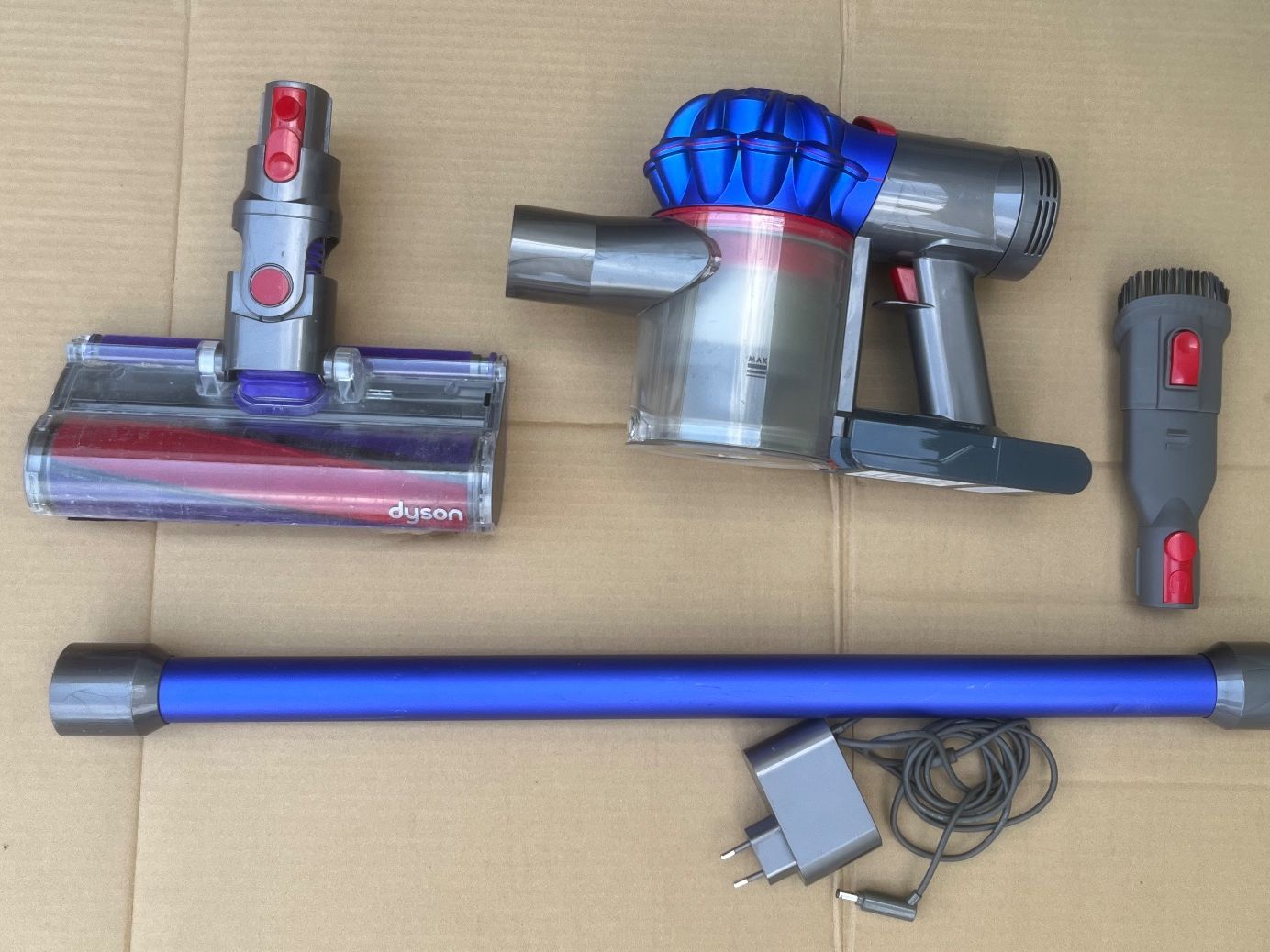 Dyson Staubsauger & Zubehör: Dyson v7 Handstaubsauger – Gebraucht aus Magden von Hornet2