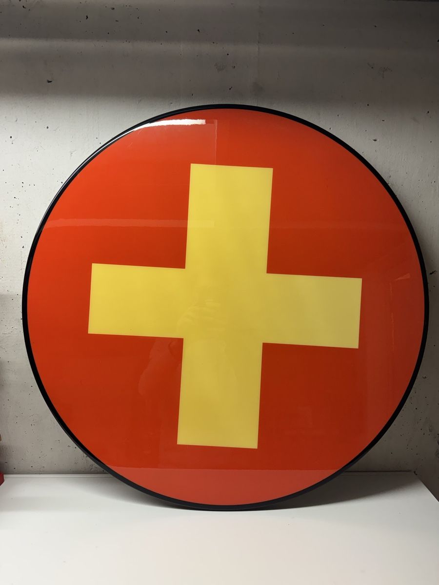Tavoli: Runder Tisch mit Schweizerkreuz, Durchmesser 70cm! – Nuovo e nell'imballaggio originale da Basel venduto da good_forms 1